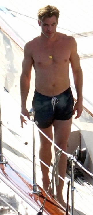 mynewplaidpants2:Chris Pine on vacation