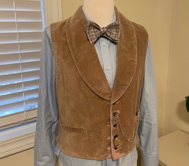 I made Aziraphale’s waistcoat about two months ago and boy it was a journey
Rant about the process under cut!
First thing to 