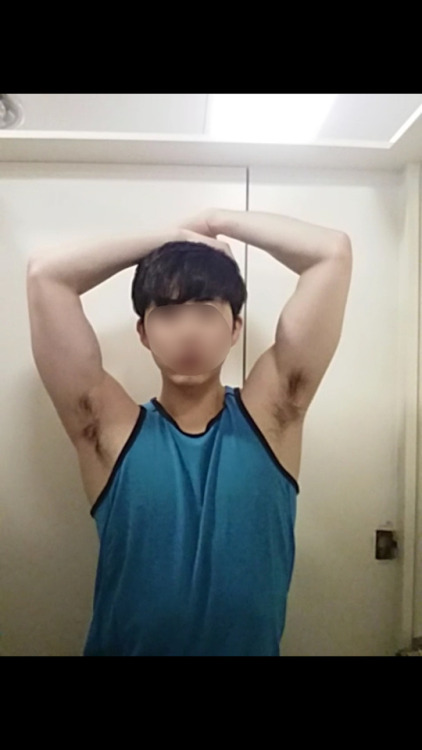 dirtyoutsidedick: 이렇게 올리면 더 자극적일려나 사실 저긴 탈의실이었지요ㅎㅎ 겨드랑이 성애자 엄청 많네요 냄새나는 내 겨드랑이 빨리고싶다.. 취향저격 오졌다