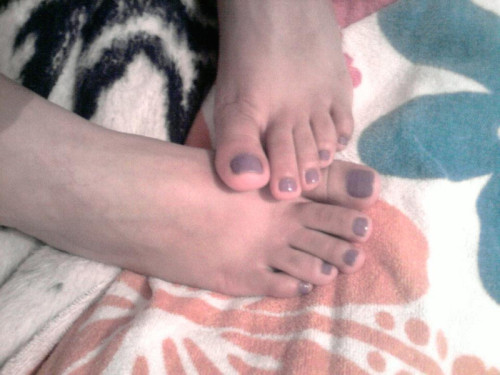 feenforfeet: biggienbubbly.tumblr.com/