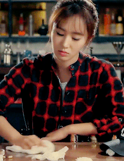 soonqus:  kwon yuri getting distracted at