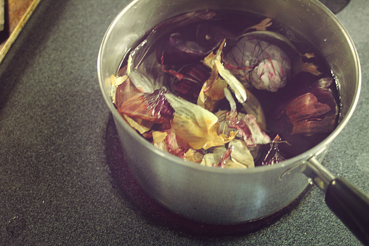 melancholicmanifestation:  reneelouiseanderson:  Onion skin Easter eggs.  How cool