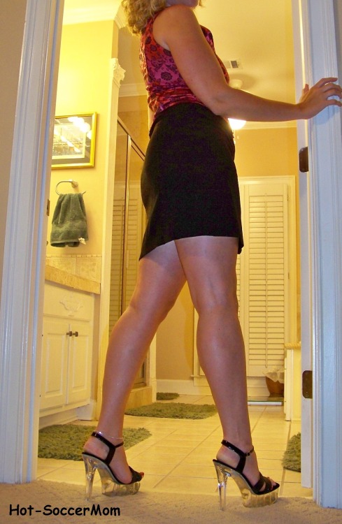p-t-love:  hot-soccermom:  Do you like my legs?  The anklet tells a tale! To those in the know an an