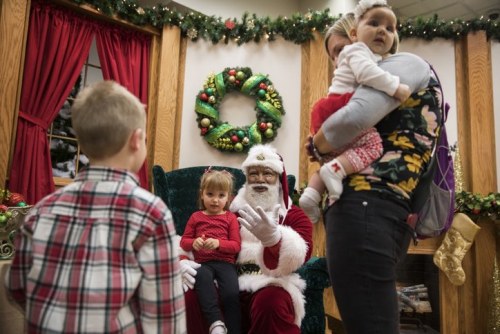 dapenguinninja: the-real-eye-to-see: #BlackSanta How do you tell your kid you aren’t seeing S