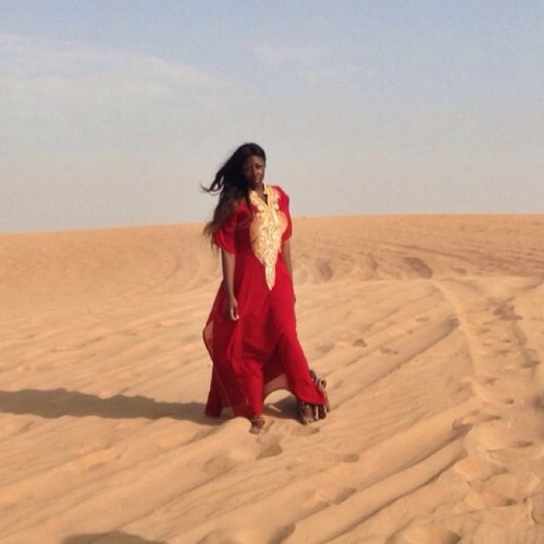 In the middle of nowhere ❤️❤️#desert#dubai#sun#darkskinlovers#blackgirl#darkskinmakeup#beautiful#vid