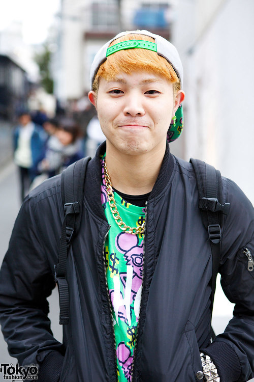 Cute Harajuku couple with similar hair color and both wearing shades of green. She&rsquo;s weari