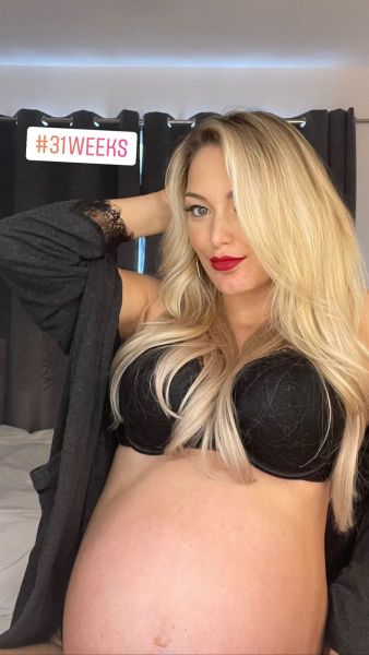 preggoworship:Has to be one of the sexiest preggos of all time, she is stunning and got HUGE 😍 She’s perfect 