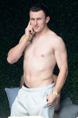 shirtlessmalecelebs:  Johnny Manziel