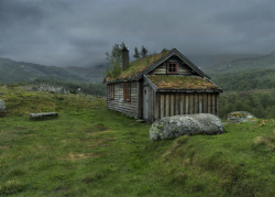 blazepress:  Lone house in Norway.