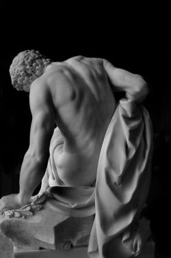 statue back