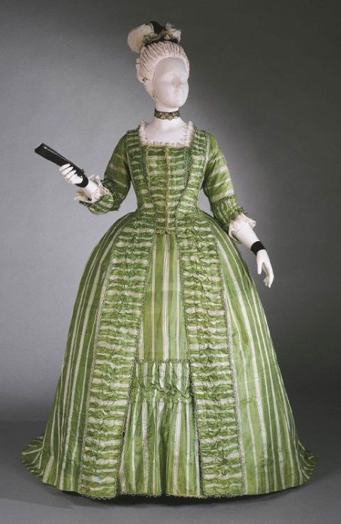 beggars-opera:18th century green! I think I’m going to make a whole series of 18th century fashion c