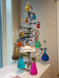 crikeycricket:  viralthings:  Chemist decorating for Christmas  @gelehrt  