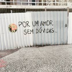 Sinto muito.