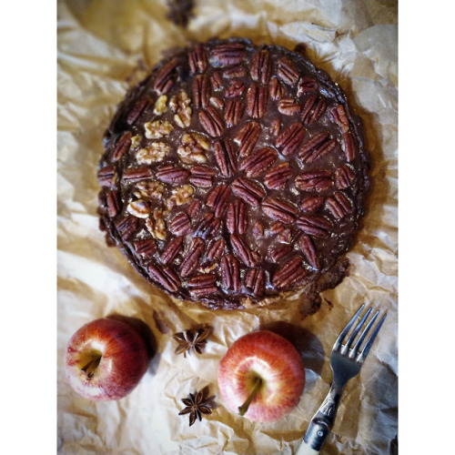 Weekend Cake in “NightOwlMode” again. . …oven baked run out of Pecan/Dark chocola