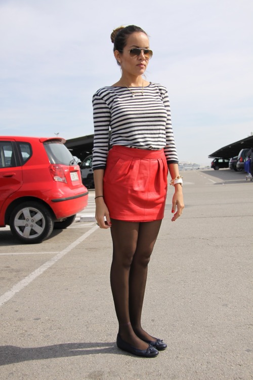 tightsobsession:  Red skirt with sheer pantyhose and flats.