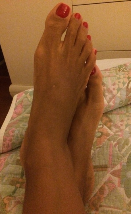 onlymywifey: Wifey could reign me with her gorgeous feet