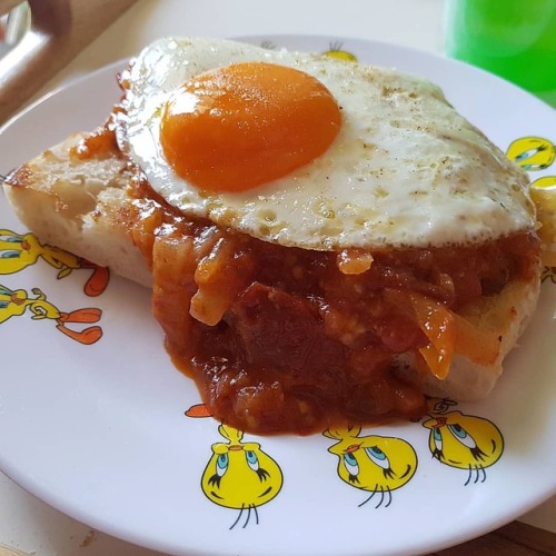 Eggcellent. 🍳🍅🍞 - #food #foodie #foodporn #foodieporn #foodofinsta #foodofig #foodofinstagram #instafood #instafoodie #tomatoandonion #grilled #turkishbread #egg #eggy #eggcellent #eggporn #egglovers #yolkporn #sunnysideup #breakfast #summer