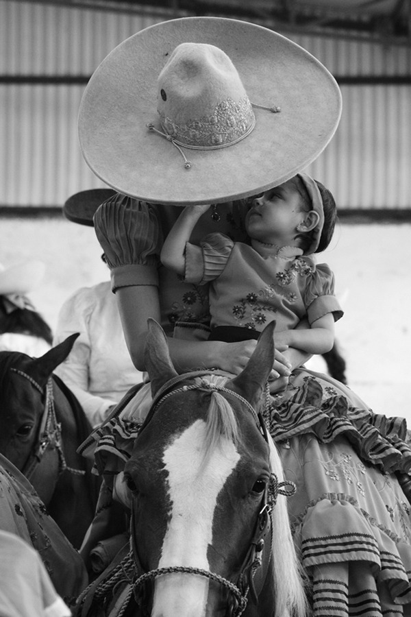 alxbngala:Jinetes de EscaramuzaMujeres con fuerza y coraje, honor y familia en un