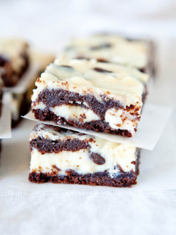 fullcravings:  White and Dark Chocolate Cream Cheese Cake Bars