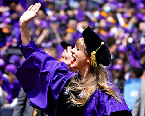 emmaduerrewatson: TAYLOR SWIFTArrives to deliver the New York University 2022 Commencement Address a