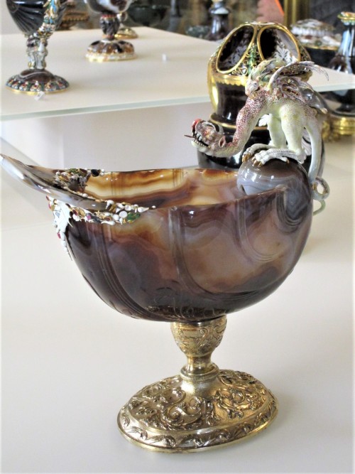 Ewers made of carved sardonyx or agate in enameled gold mounts with precious and semi-precious stone