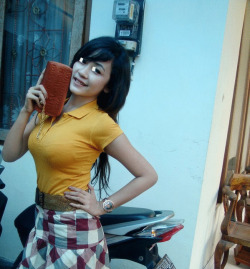 pervertedxyz-new:  Pulang mandi pas muter muter pake motor