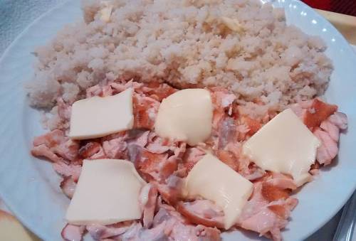 #Postworkout dinner, cauliflower rice, salmon and butter, I freaking love this____________ Comida 