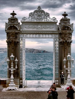 sefaersefa:  goldenveil:  Istanbul  Dünyanın neresinde böyle denize açılan kapı var. 