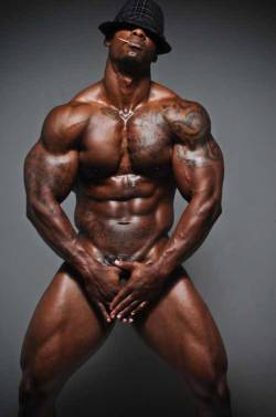 hoodfreak:  Muscle dude hiding da goods!