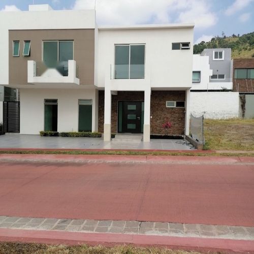 Impresionante Casa en La Rioja Residencial, Tlajomulco de Zúñiga #casa #renta #invierte #zona #coto