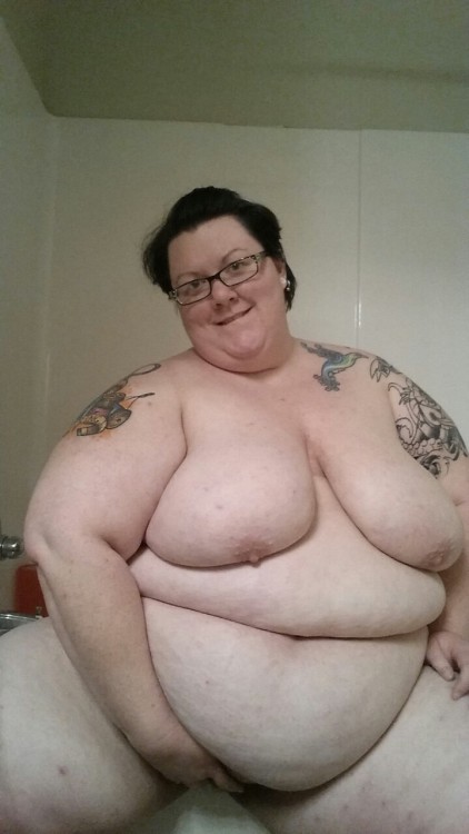 biggirlsrockmyworldx:  knittedbewbs:  Bellie, bewbs, and ass.  Absolute Perfection….