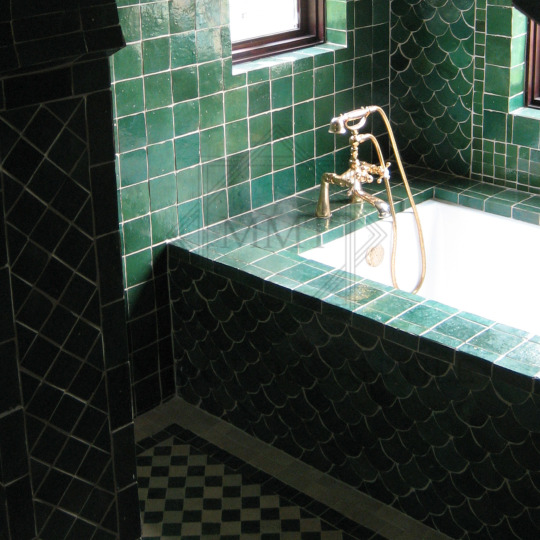 Hermoso baño principal totalmente verde con azulejos marroquíes hechos a mano. Una aplicación del diseño de escamas de pez en una bañera.