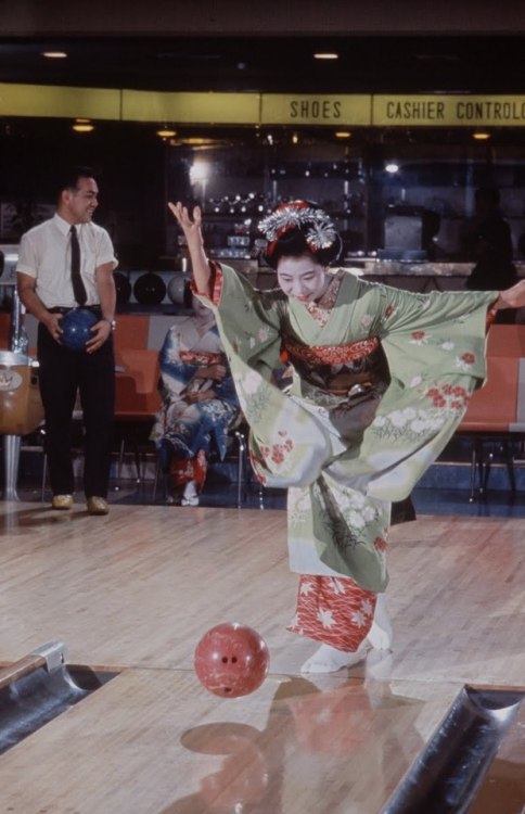 s-h-o-w-a: Maiko (novice geishas) playing bowling, Kyoto, Japan, 1964 Ph. Larry Burrows