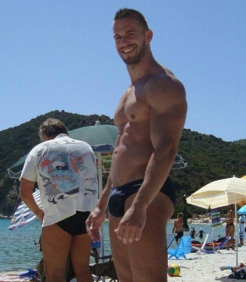 stratisxx: Wow more hotness on the greek islands. That bulge though 