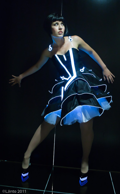 redbobes:  ianbrooks:  Tron Prom Dress by Victoria Schmidt / Scruffy Rebel and Jinyo Programmed by Jinyo with some savvy hacking skills and el wire, Victoria aka Scruffy Rebel rocked this Tron Dress at San Diego Comic-Con ‘11… for the Users!  Victoria: