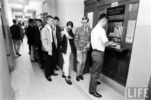 Buying stamps at Yale(Bill Eppridge. 1964)