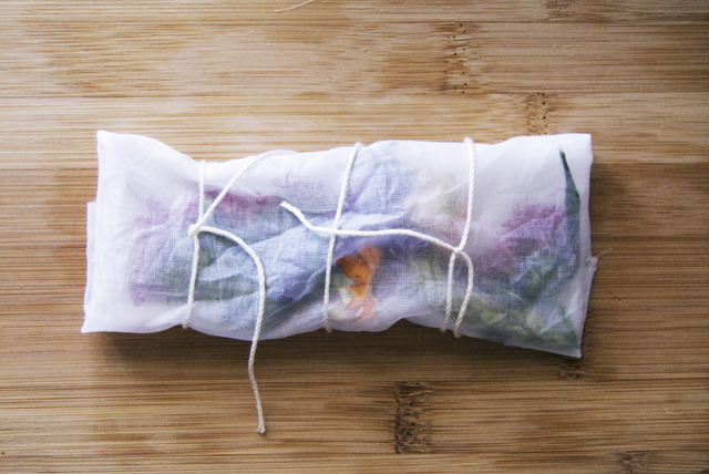 caitlingillam:  {Flower Fabric Dyeing ⎢ I Art U}