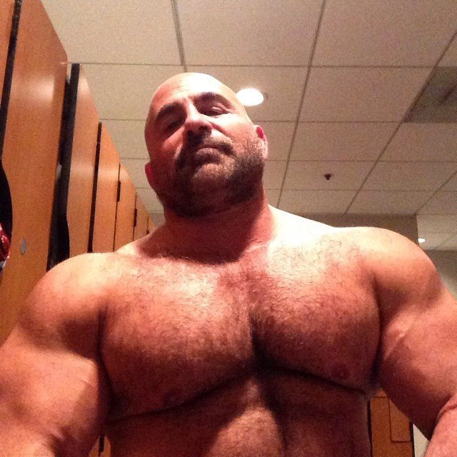 fhabhotdamncobs:  thickbear475:  BIG~!    W♂♂F     (WARNING!   Not the place