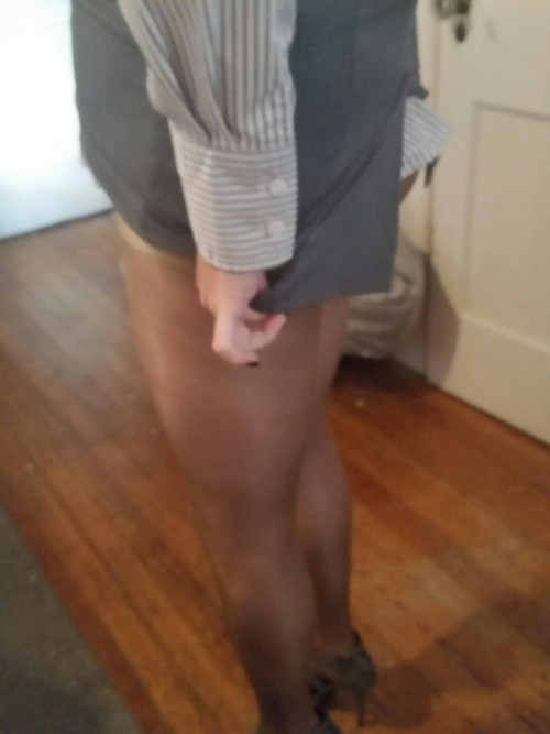 nylonvixen: I have had a couple of requests for pantyhose “butt” picts. NO panties, enjo