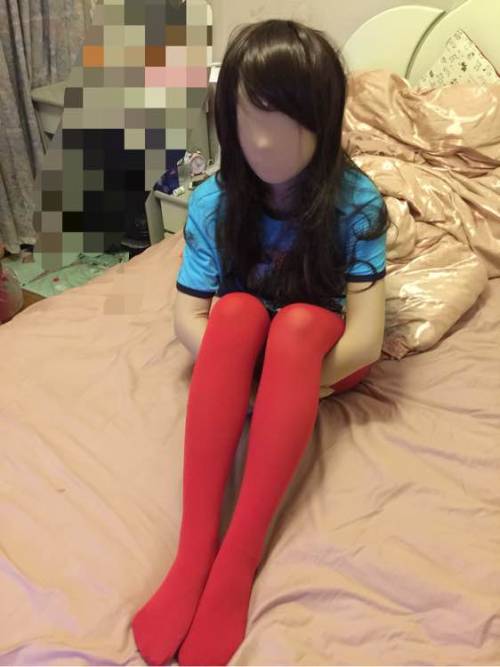 （China) Cause she lose the bet, she has to wear zentai one night for her BF.