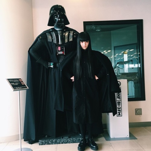 note-arai:  photos by akimoto_kozue http://bit.ly/1mcyUT3 http://bit.ly/1ITkXUd 💫😈With Darth Vader👿💫 #jwave #darthvader #starwars #悪役感 #黒 #毎週日曜日11時40分からCTD聴いてください🙏