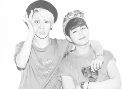 embracetheraindrops:  is it just me or does this picture make them look more attractive than usual? i think im liking onkey alot huehue, (○｀（●●）´○)ﾉ  Yeaah, cute *,* ♥
