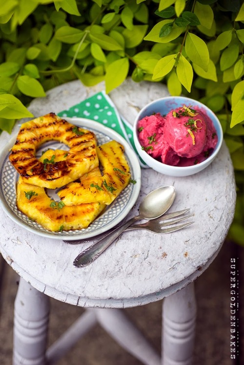 teenshealthandfitness:  beautifulpicturesofhealthyfood:  Strawberry frozen yogurt with grilled pineapple…RECIPE  Great dessert idea!