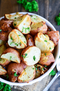 foodiebliss:  Garlic Roasted Red PotatoesSource: Garnish &amp; Glaze  Where food lovers unite.   