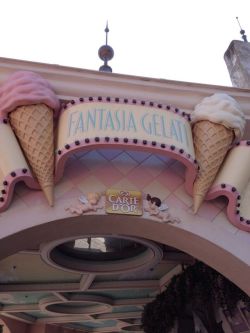 pommei:  Icecream shop in disneyland paris!