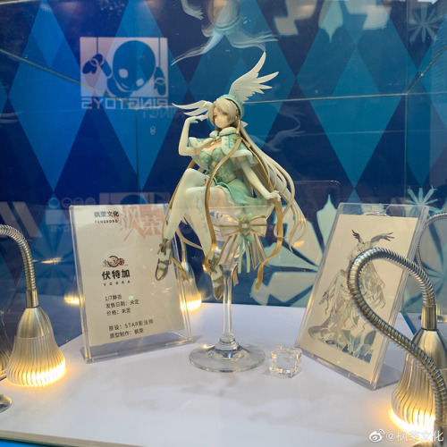 fuckyeahfoodfantasy:VODKA FIGURINE BABBEEYYYYYYY yassssss slay queen