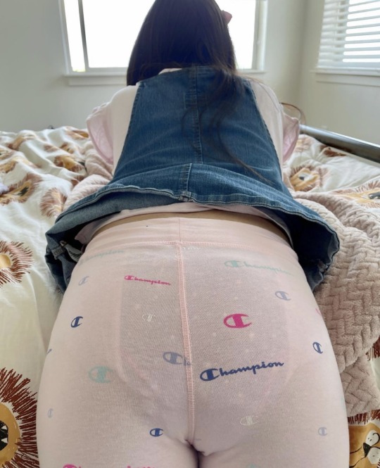 diaperedbunny-deactivated202203:Hopefully my leggings aren’t too see through It’s almost my birthday 🎂!!! DM me for my wishlist link!