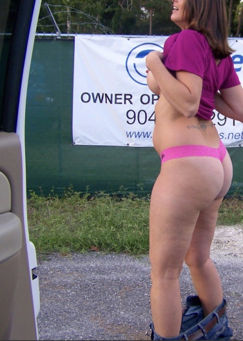 exhibcougarmilf:We stopped and she gave the construction workers a little show!!