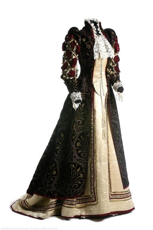 aechlys:  omgthatdress:  Dress 1895 Museo del Traje  Oh, this is just fantastic!