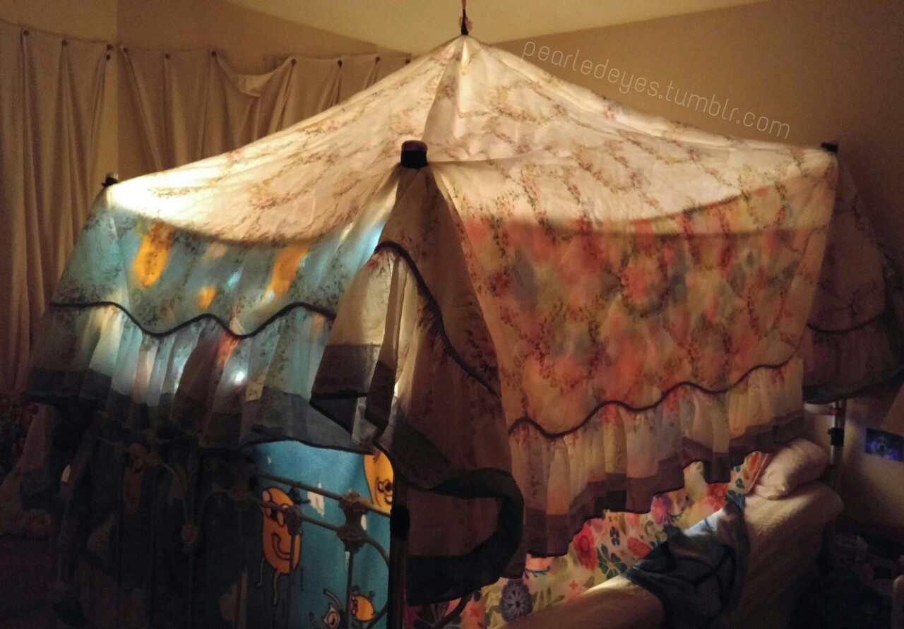 pearledeyes:  I made a blanket fort fit for a princess👑 🌸Didn’t I do such